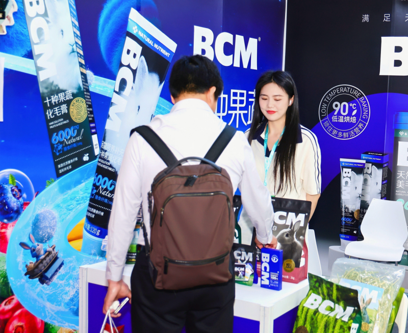 *现场伙伴与经销商交谈