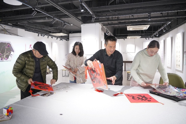 观众在艺术金陵美术馆喜获福字