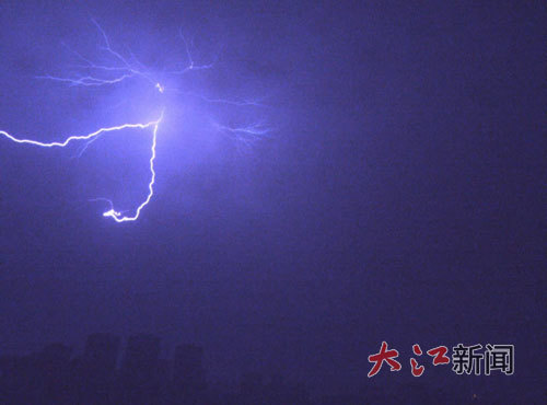 2025年4月在南昌县拍到的闪电（下图同）。