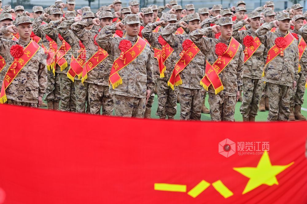 2026年3月15日，江西省宜春市万载县举行2026年上半年新兵入伍欢送仪式，新兵在宣誓。