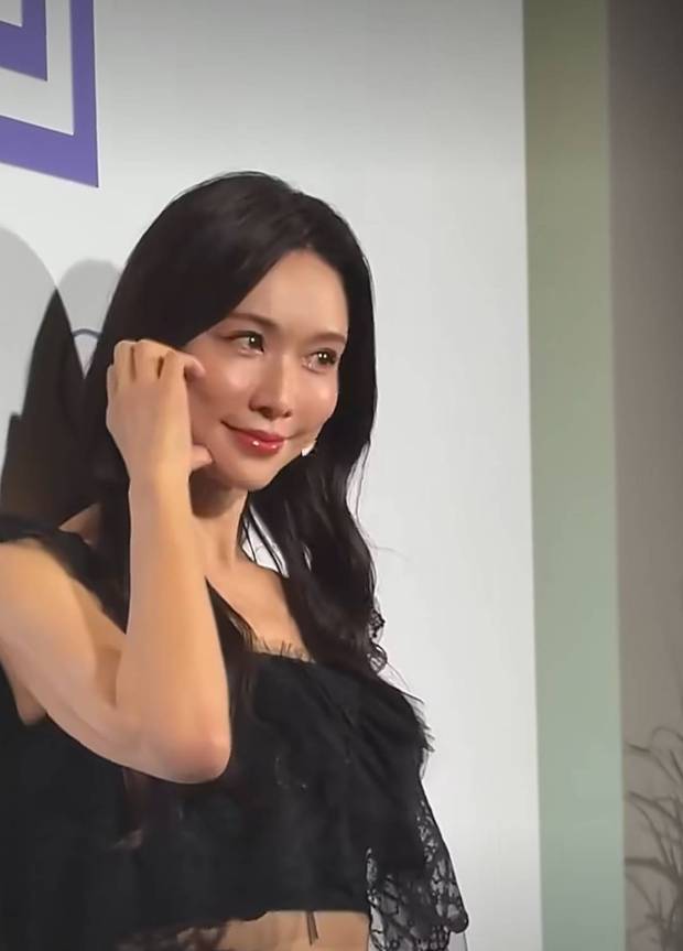 林志玲神情温婉娇柔。