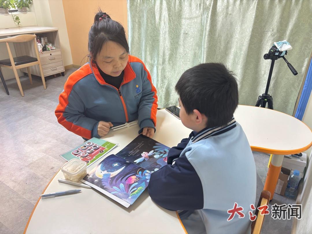 阿诚在接受康复训练