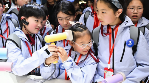 图：小小科学家在AWE追觅宇宙展馆智能家电展区