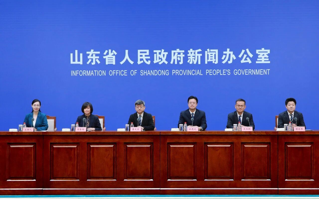 3月18日上午，山东省人民政府新闻办公室举行新闻发布会，邀请山东省委组织部负责同志等介绍第四届山东人才创新发展大会暨第十四届“海洽会”有关情况，并回答记者提问。（图片来源：山东发布）
