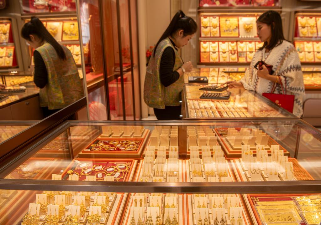 1月29日，顾客在海南省琼海市的一家金店选购金饰　新华社发（蒙钟德　摄）