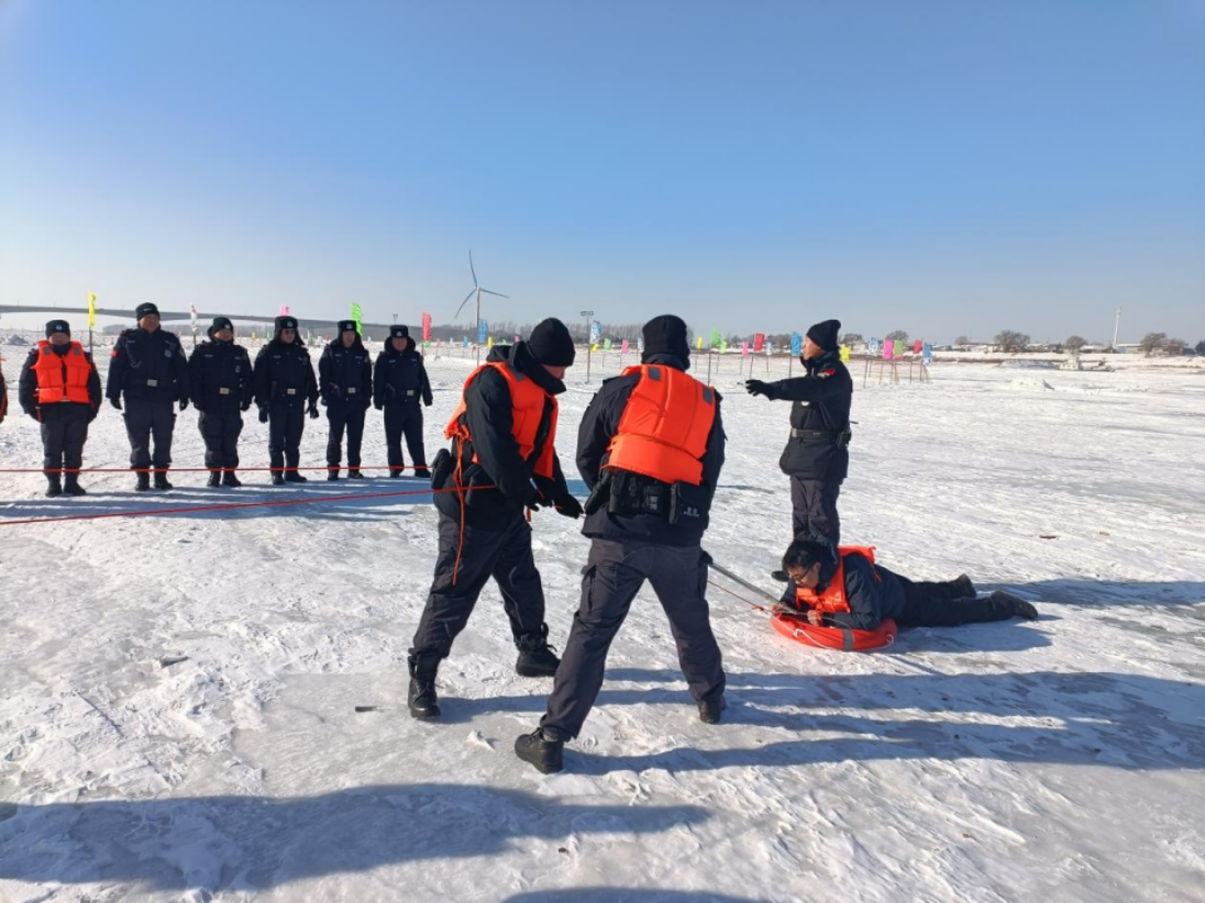 民警围绕基础救援技能开展专项培训