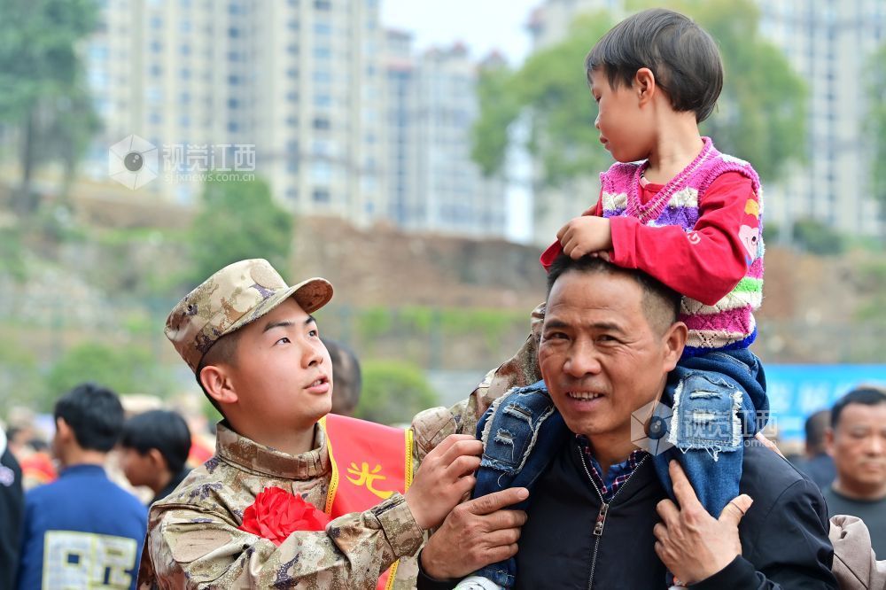 2026年3月15日，江西省宜春市万载县举行2026年上半年新兵入伍欢送仪式，入伍新兵与亲人告别。