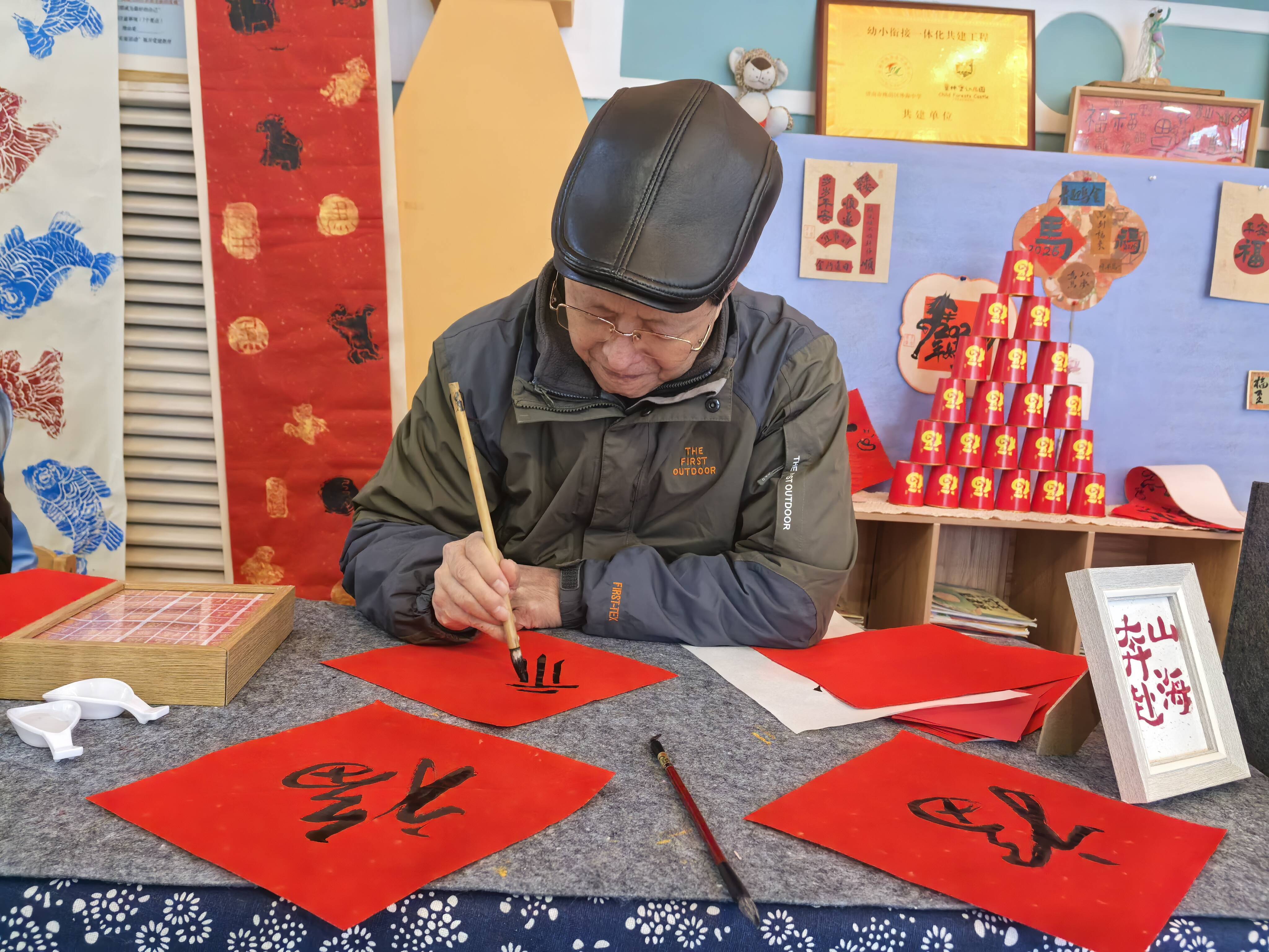 房公前：六十八岁再“创业”，他把工笔画“画”成了社区风景