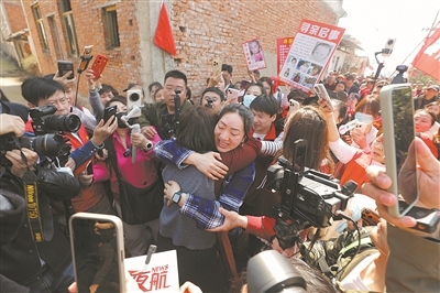 洪杨丽与亲生母亲紧紧相拥