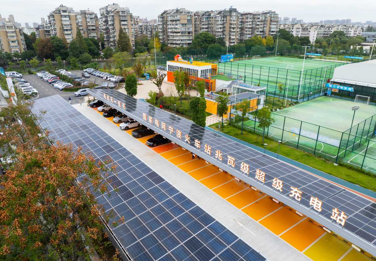 国家电网宁波火车站兆瓦级超级充电站（张昊桦 摄）.jpg