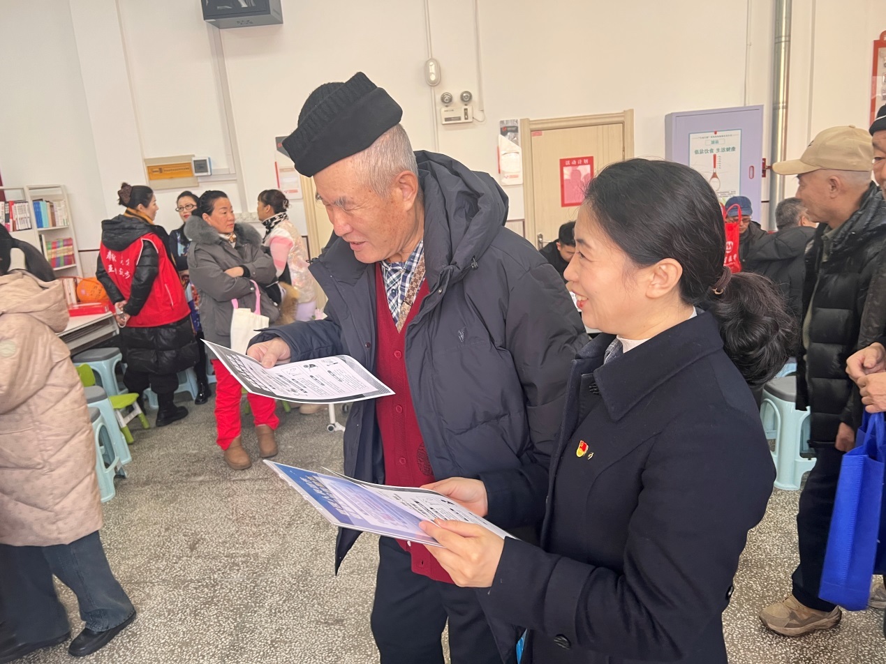 （建设银行哈尔滨平房支行工作人员走进兴建社区向老年群体普及消保知识）