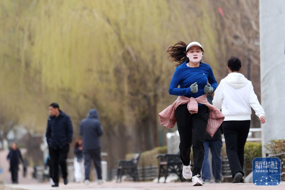 3月18日，一位市民在兰州市城关区黄河边的健身步道上跑步。