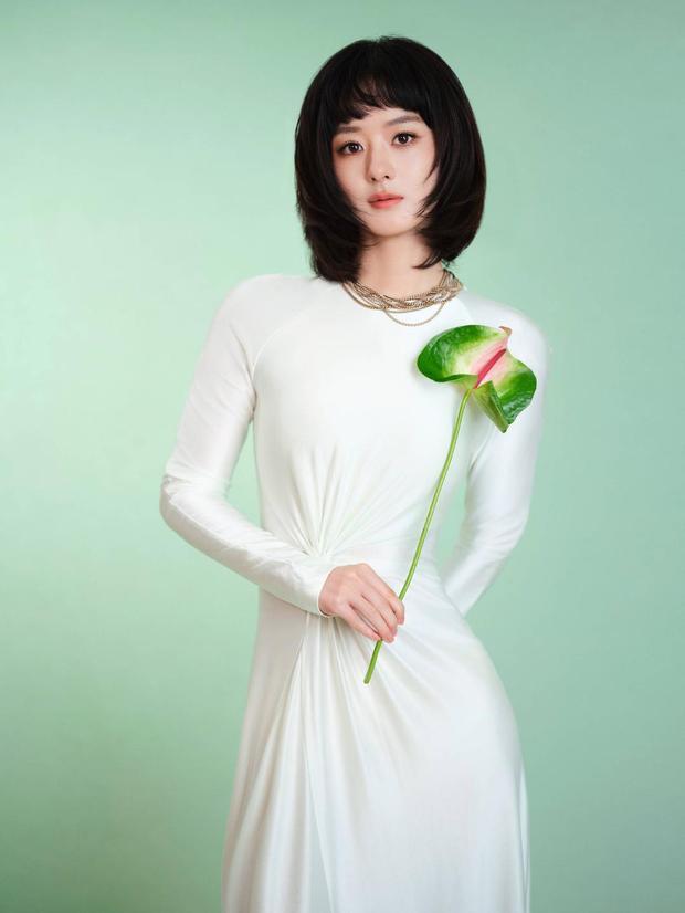 赵丽颖手持鲜花拍照,春日氛围感十足。