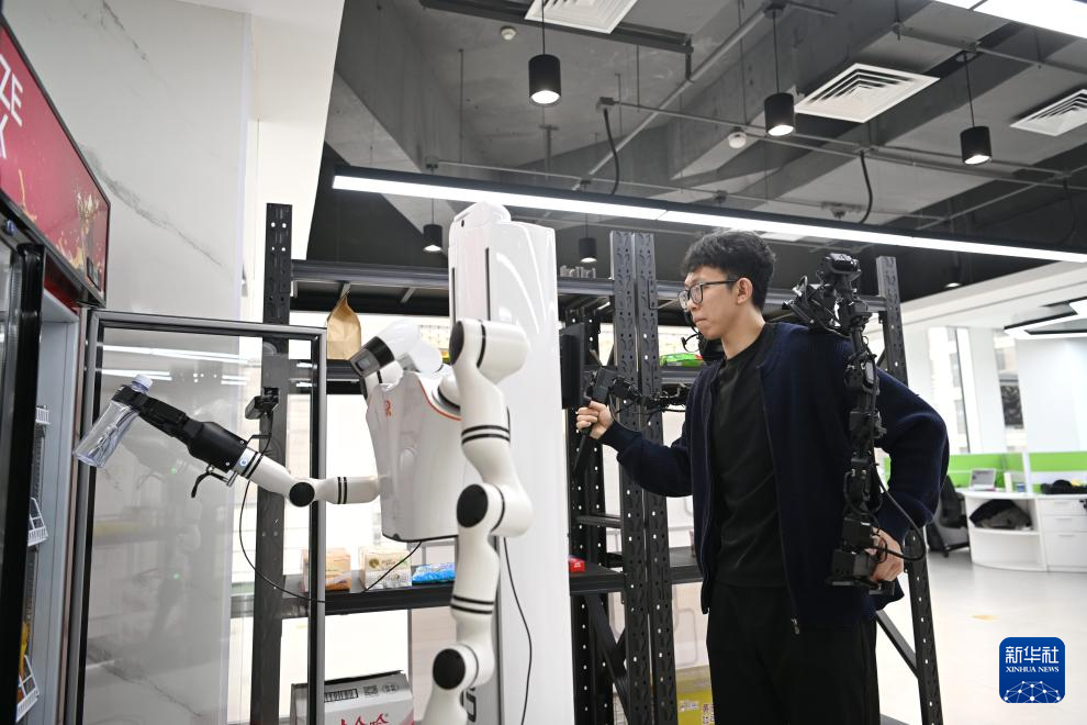 3月17日，在中国雄安集团数字城市科技有限公司具身智能训练场，工作人员对机器人进行具身智能训练。