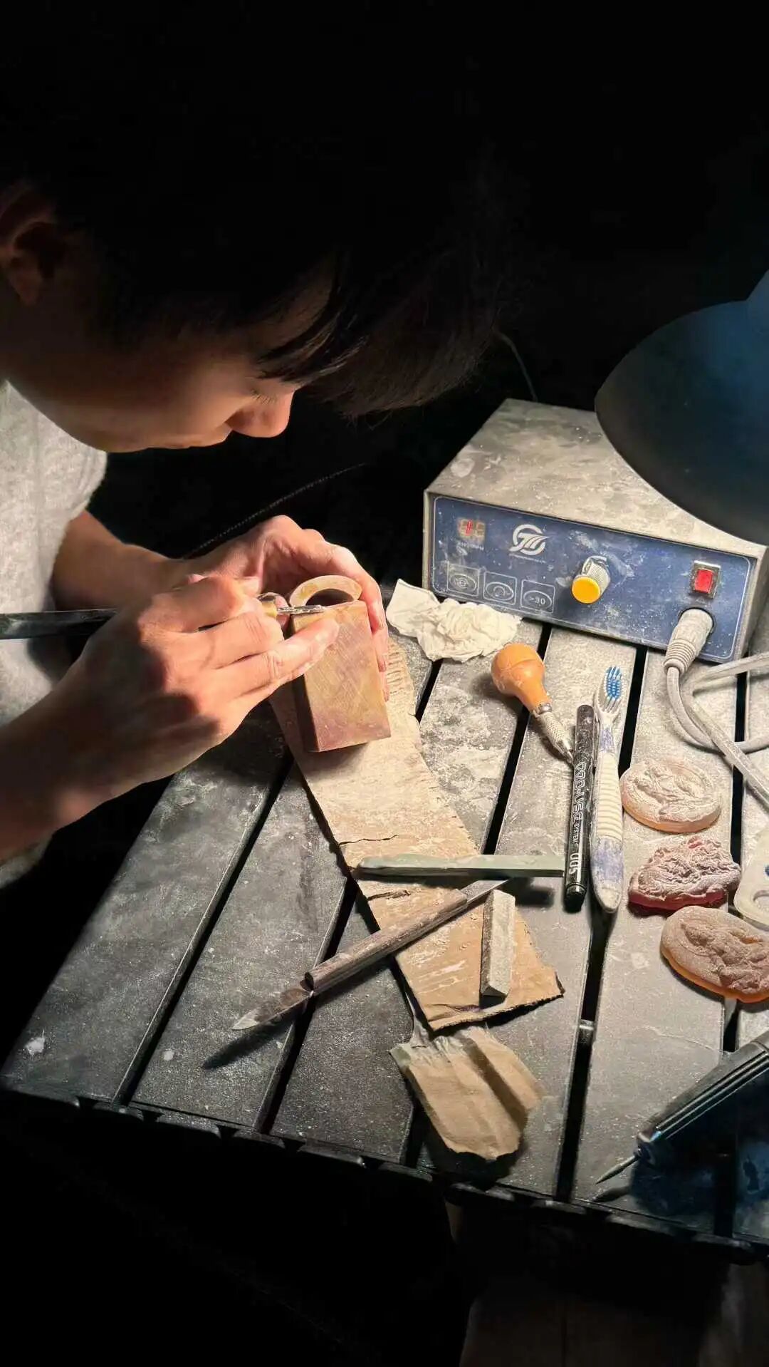 △ 平洲青年玉雕师肖峰。受访者供图