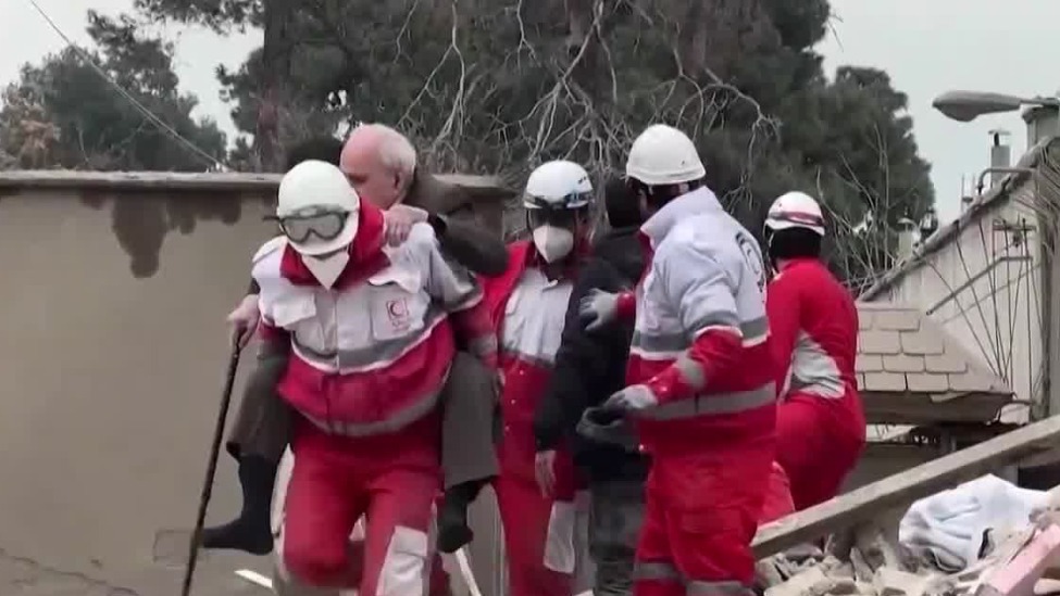 德黑兰再有居民区遭袭，搜救画面曝光