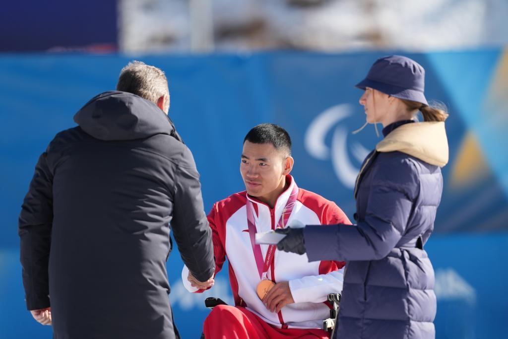 国际残奥委会主席安德鲁&middot;帕森斯（左）为刘子旭（中）颁奖