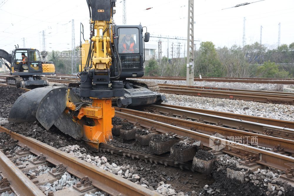 清筛机正在对道岔进行清筛。 沈文吉 摄