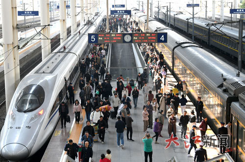 3月13日，南昌火车站，旅客正在上下车。