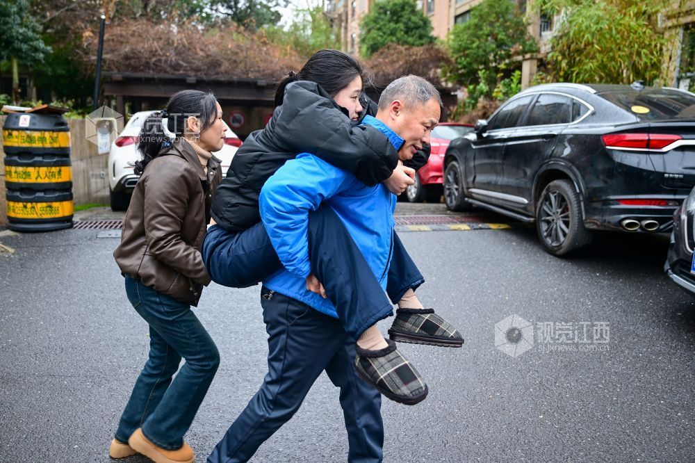 2月27日，在江西玉山县，父亲许春芳背着许詹琪从家中走出上车。每年寒暑假，他都要开6个小时的长途，接妻女回家和返校。