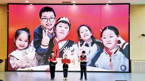 三个来自不同地区的小朋友，在主题故事汇活动中讲述了他们在雄安的快乐生活。 本组图片由本报见习记者李畅摄