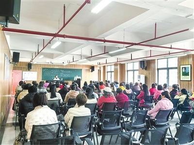 谁说老人跟不上时代?九江市老年大学开设无人机、AI课受热捧