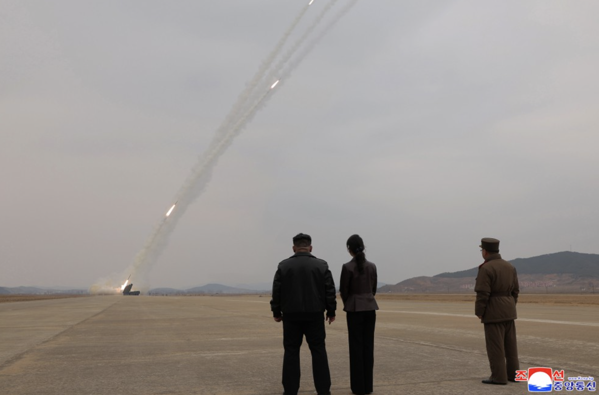 朝鲜远程炮兵部队火力打击训练,金正恩携女现场观摩
