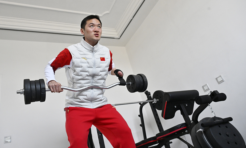 3月20日，纪立家在家进行体能训练。