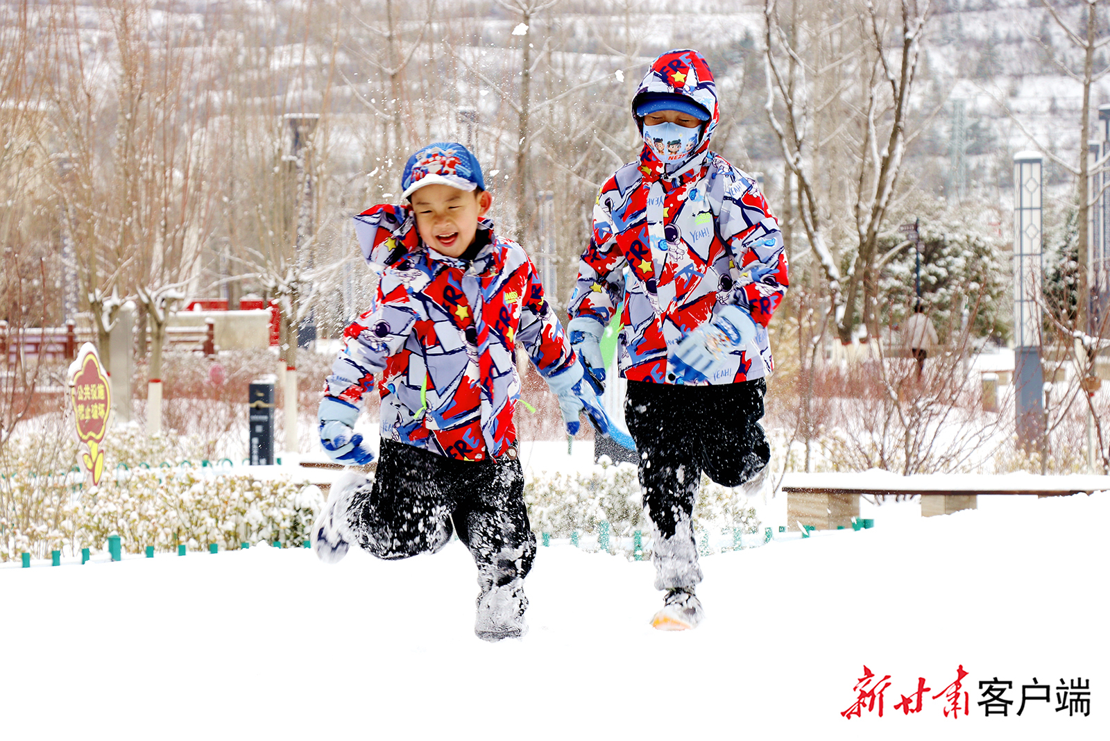 3月14日，静宁县喜降春雪，孩子们在城关镇的公园里玩雪。新甘肃&middot;甘肃日报通讯员　王毅