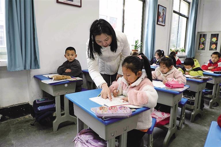 赵雅慧老师给学生上课