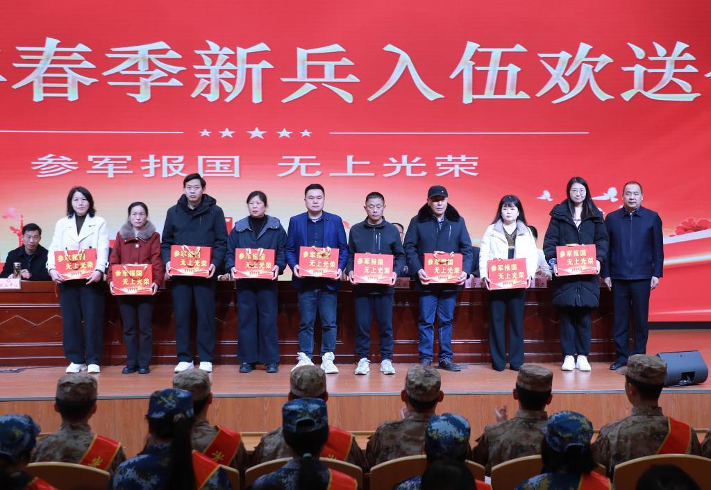 王先江为入伍学生家长颁发纪念品