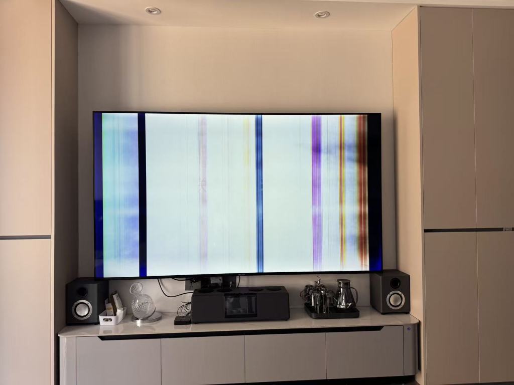 黄先生购买的“锋夏王牌”电视出现竖线、花屏。受访者供图