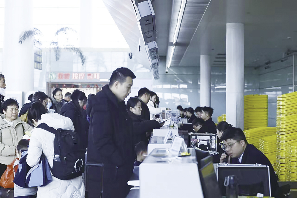 ▲南昌昌北国际机场值机柜台前，旅客排队办理手续。