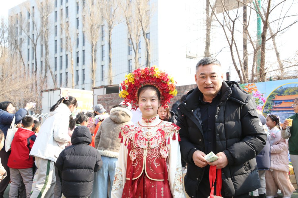 中歌恒动 与爱同行  ——长春外国语实验学校“温暖绿丝带・雷锋伴我行”爱心义卖活动侧记