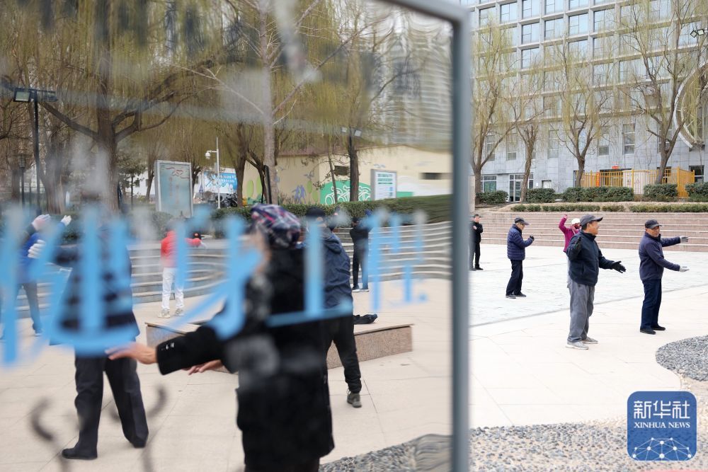 3月18日，市民在兰州市体育公园的广场上锻炼身体。