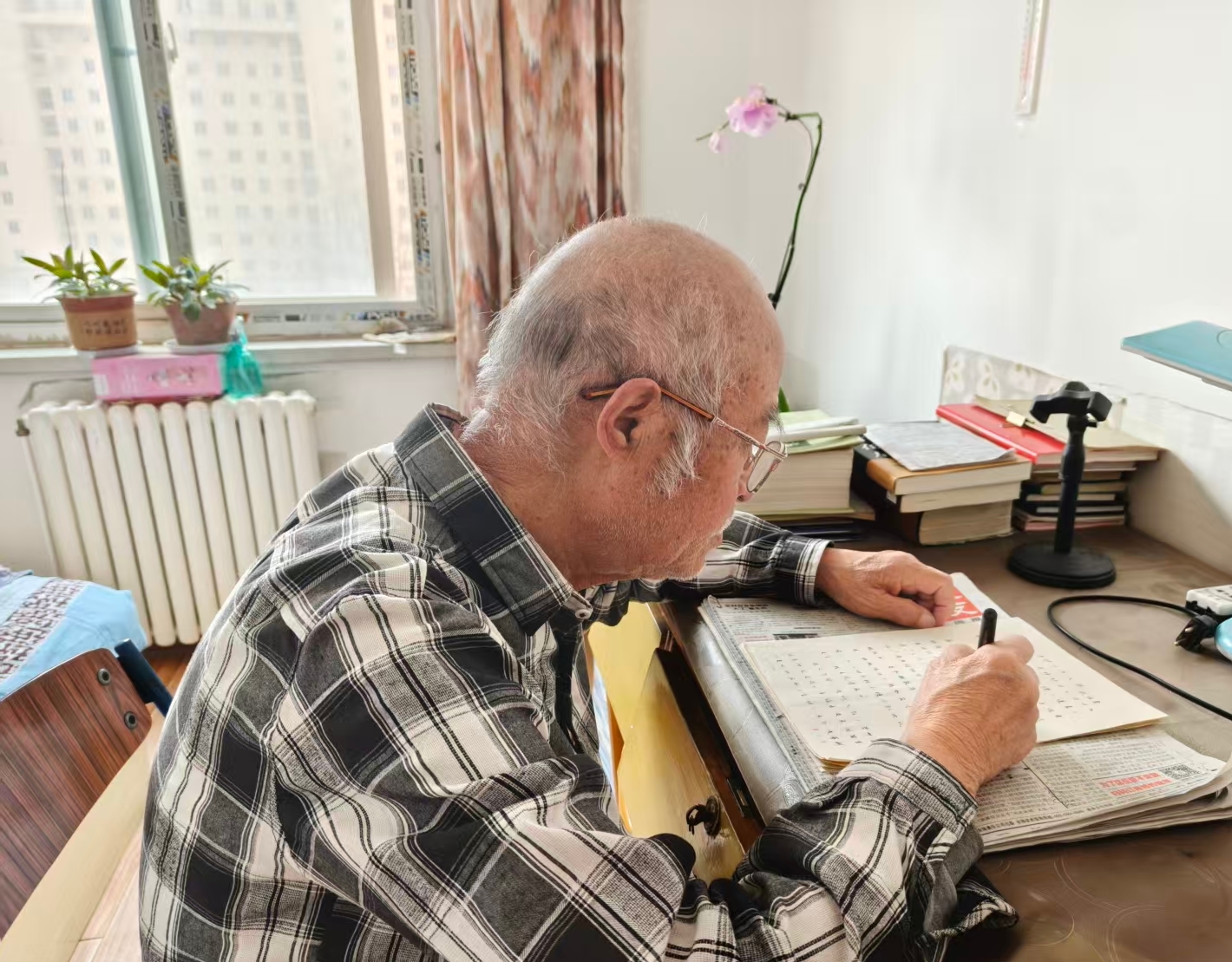 狄植棠老人伏案书写忆深情