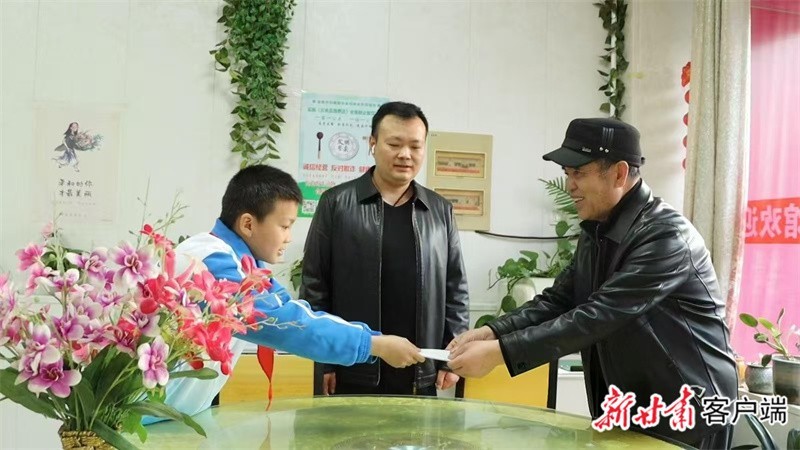 谢鹏轩将3000元现金交还给失主朱德权　图片由受访者提供