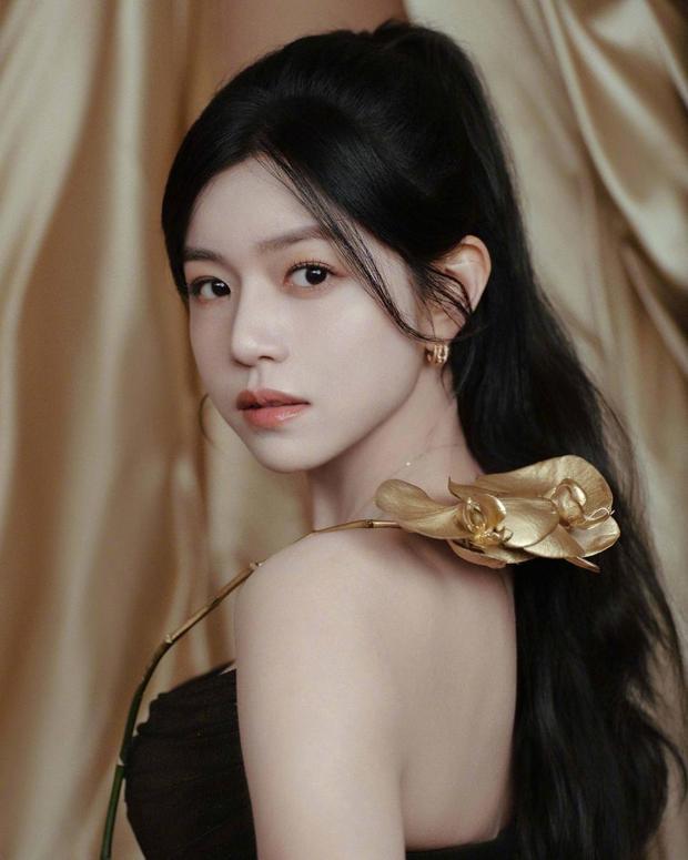 陈妍希的脸蛋白嫩，少女感十足。