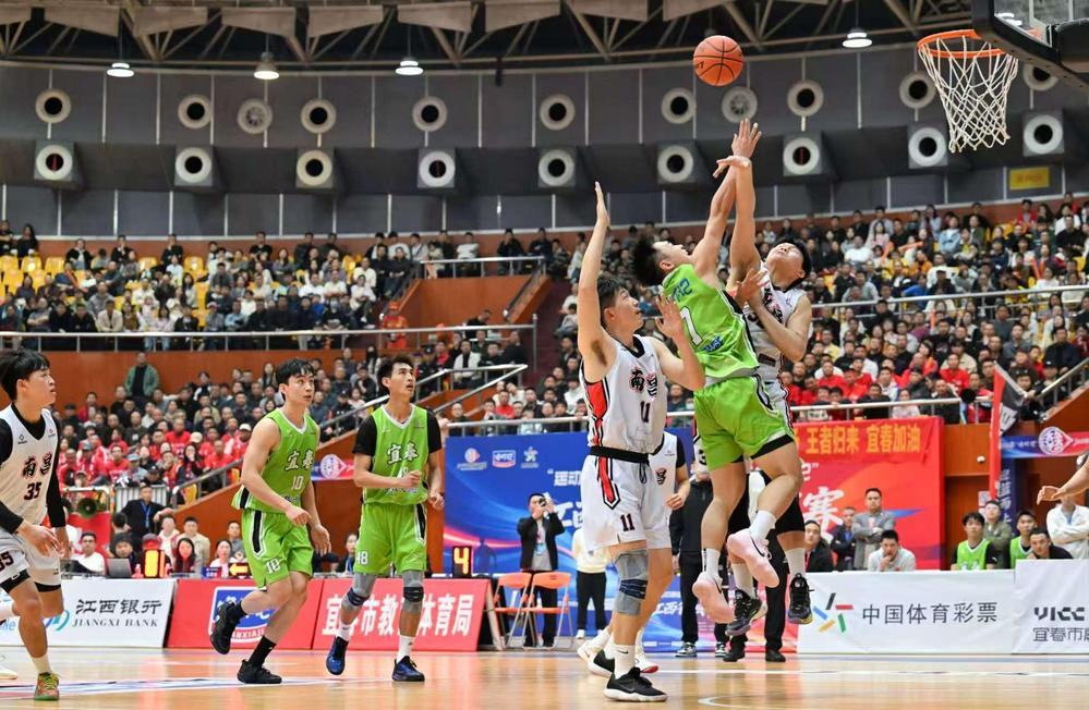 3月14日,宜春队在宜春市体育中心十运会篮球馆,主场迎战南昌队,双方球员在篮下展开激烈拼抢。