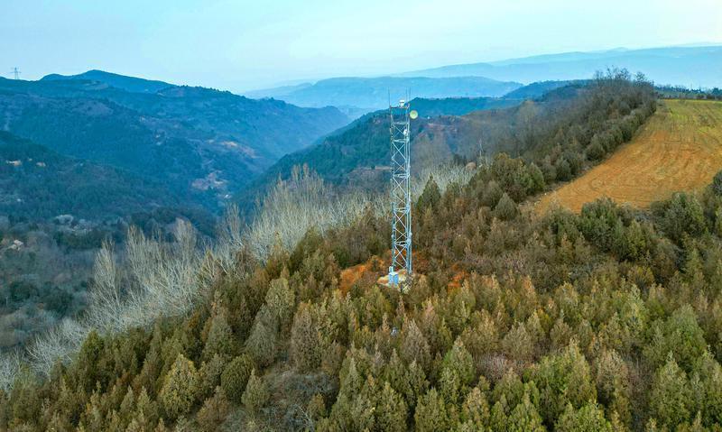 森林防火监测预警：肩扛手抬把“千里眼”安在“云端”