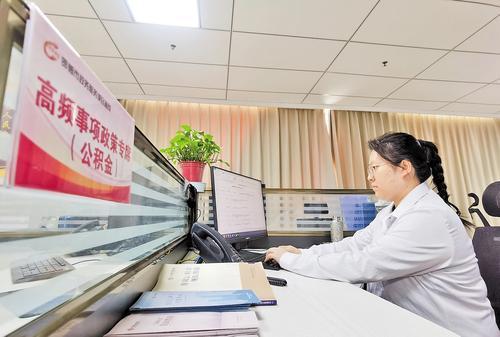 3月11日,邯郸市12345热线管理中心公积金高频事项政策专席接线员李冰,正在查询公积金政策,为群众提供专业解答。本报记者 陈正摄