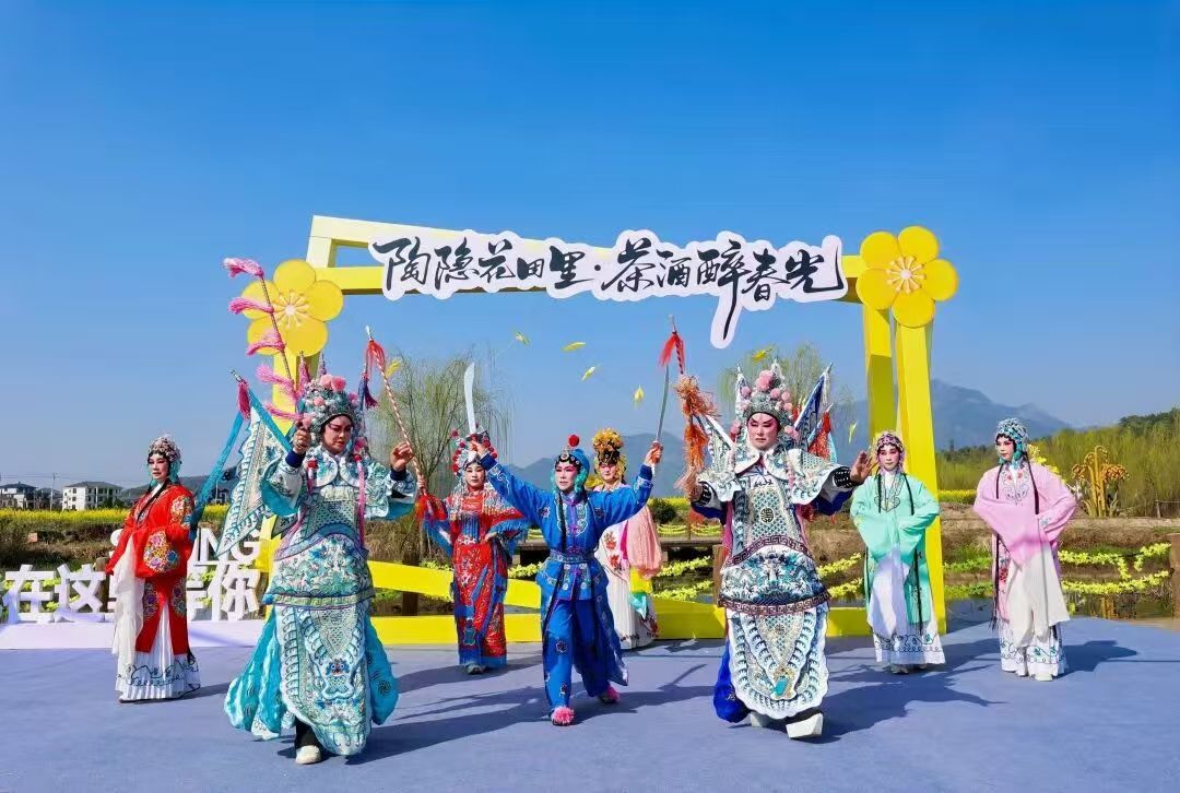 春满花田 国风霓裳:庐山市温泉镇油菜花游园会浪漫启幕