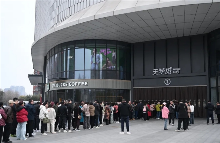胖东来天使城店1号门前,顾客排起长队等候入场。记者 朱哲 摄