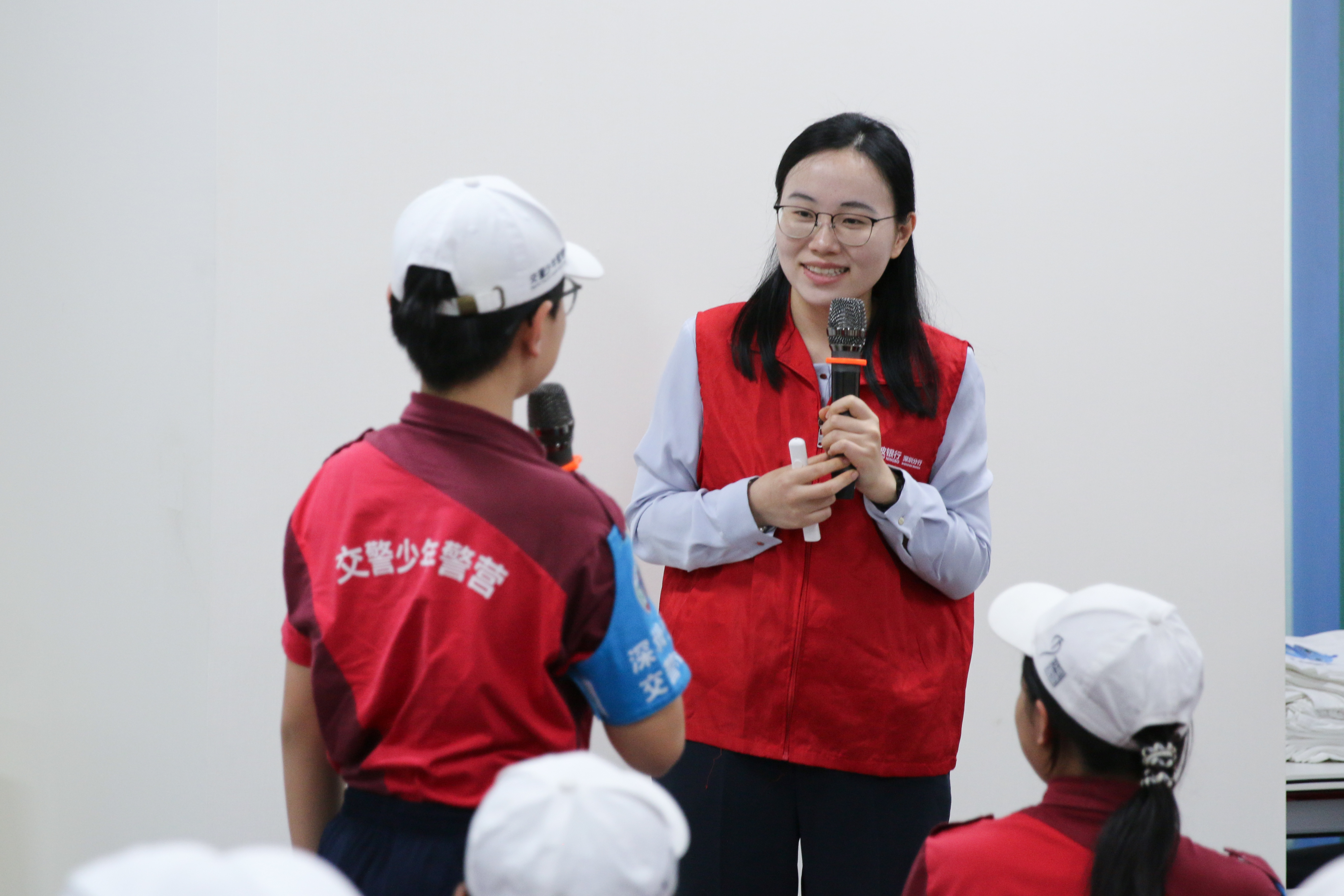 少警与特邀教官积极互动