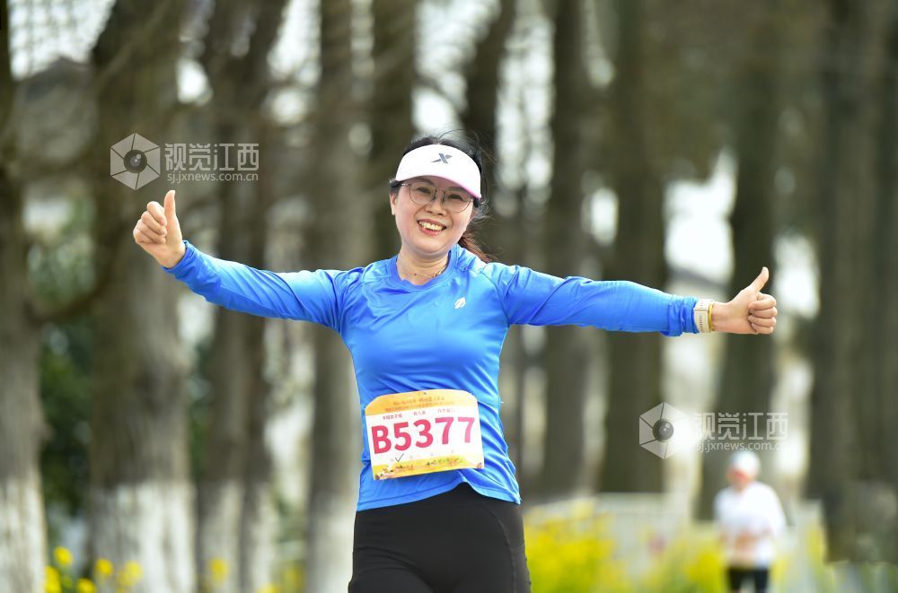 2026年3月15日，南昌半程马拉松，女选手张开双臂点赞，传递运动快乐。