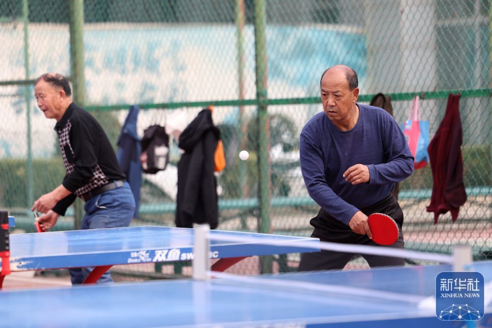 3月17日，市民在兰州市体育公园的乒乓球场打球。