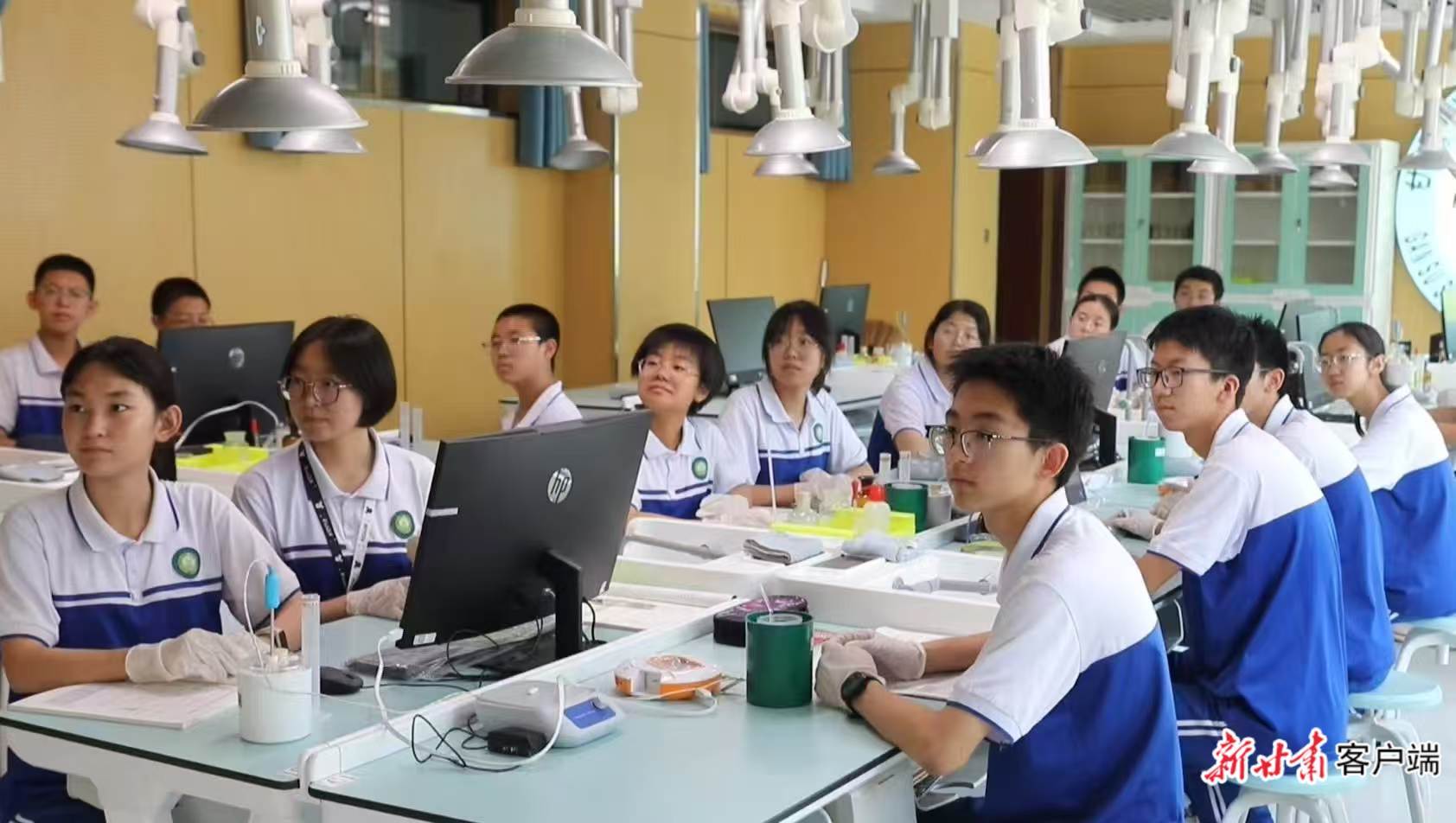 会宁县第一中学学生进行科学实验