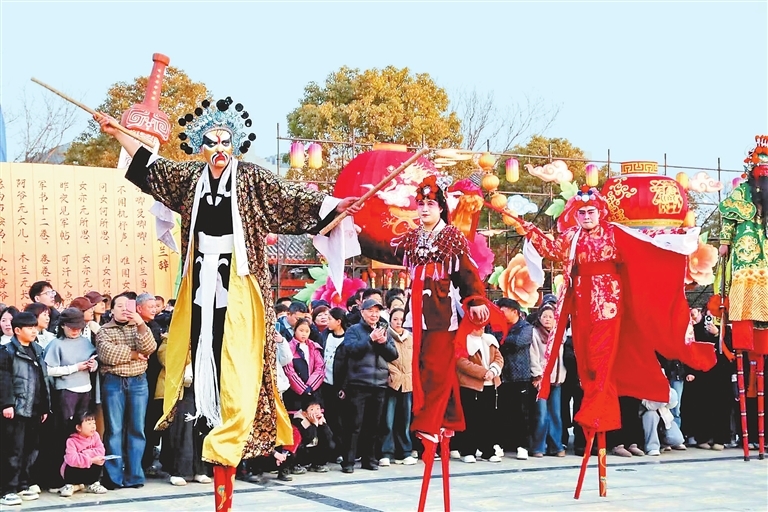 商丘火神台庙会高跷表演。张硕 摄