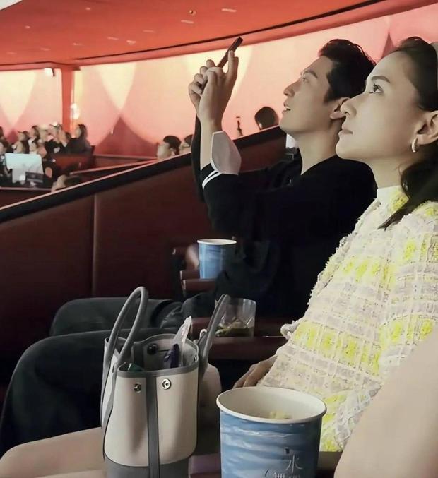 搜狐娱乐讯 近日，何超莲晒出自己的生活vlog，视频中她甜蜜陪老公看水舞间。