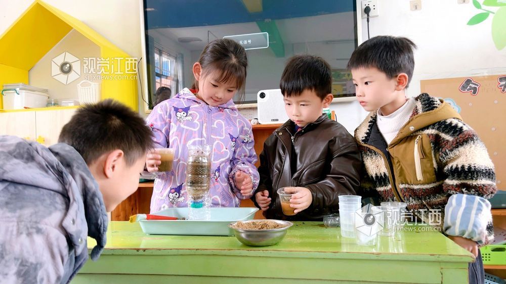 2026年3月19日，江西省吉安市遂川县珠田育苗幼儿园孩子们在老师带领下，通过自制简易净水装置实验，直观感受污水变清的过程，在动手操作中学习水资源保护知识，从小树立节水、爱水、护水的环保意识，迎接3月22日世界水日。